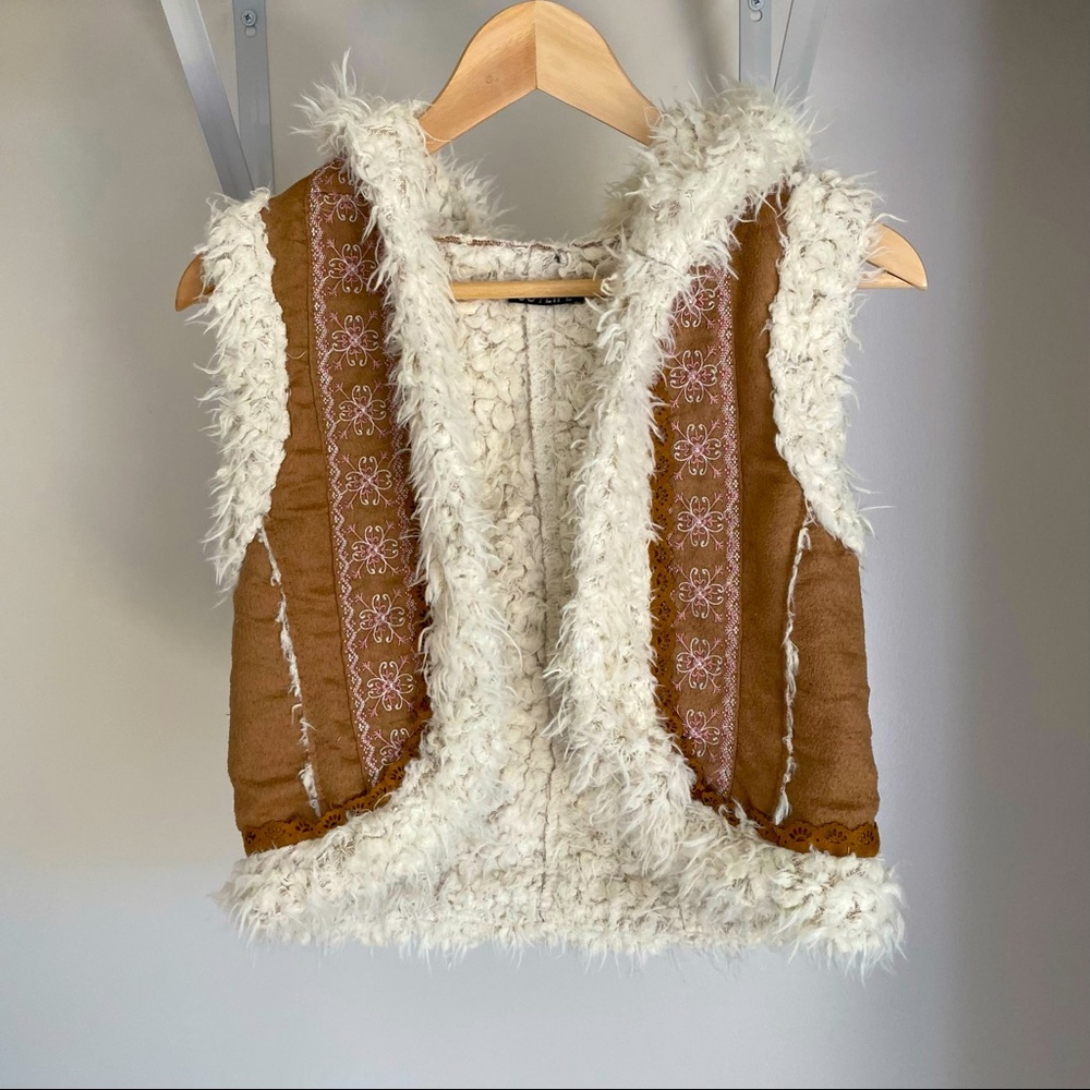 Boho style cotton fluffy hooded vest with hook closing